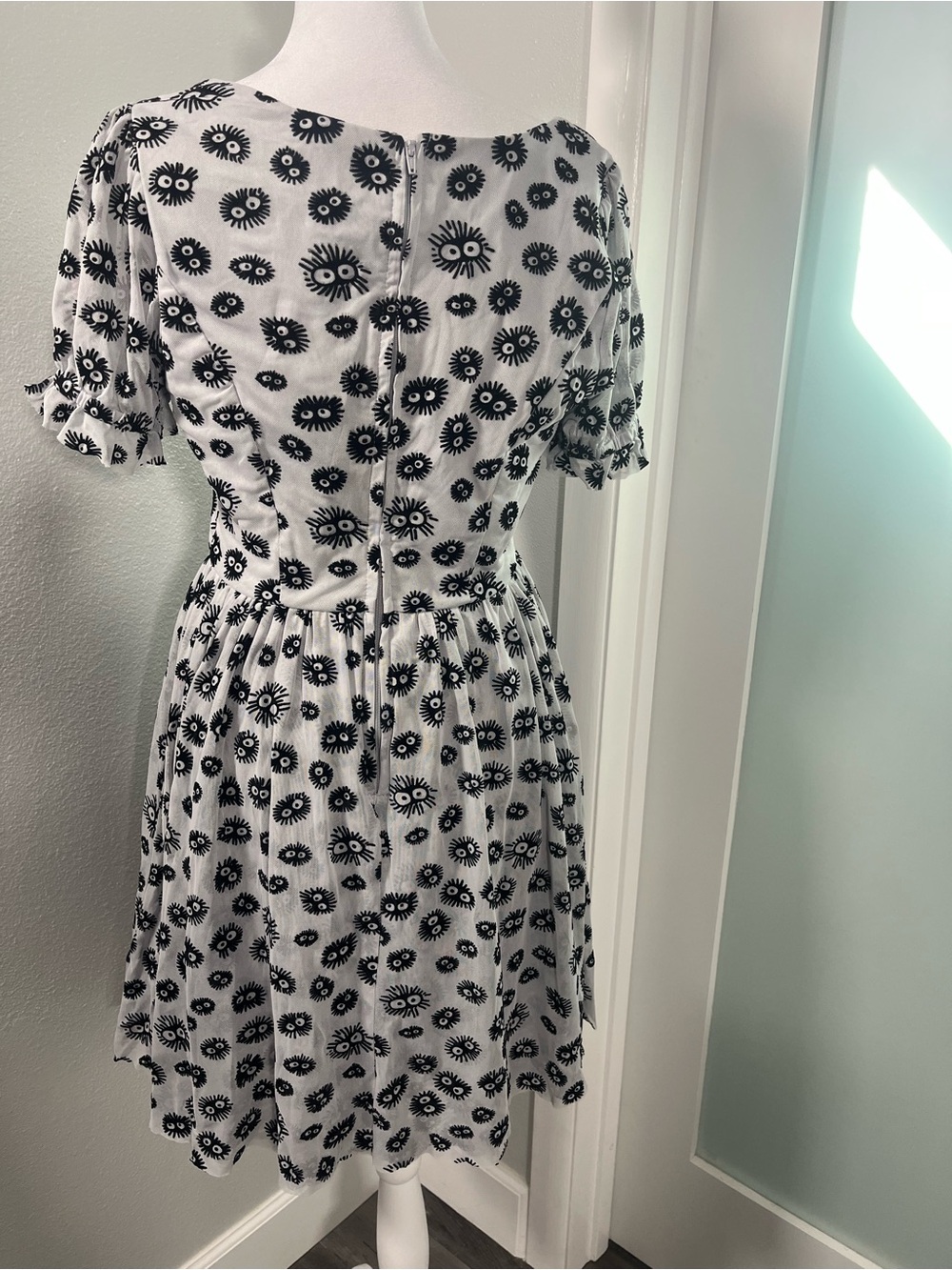 Short Sleeve Tie-Front Mini Dress in Black & White Eye Print spiders - Picture 5 of 11